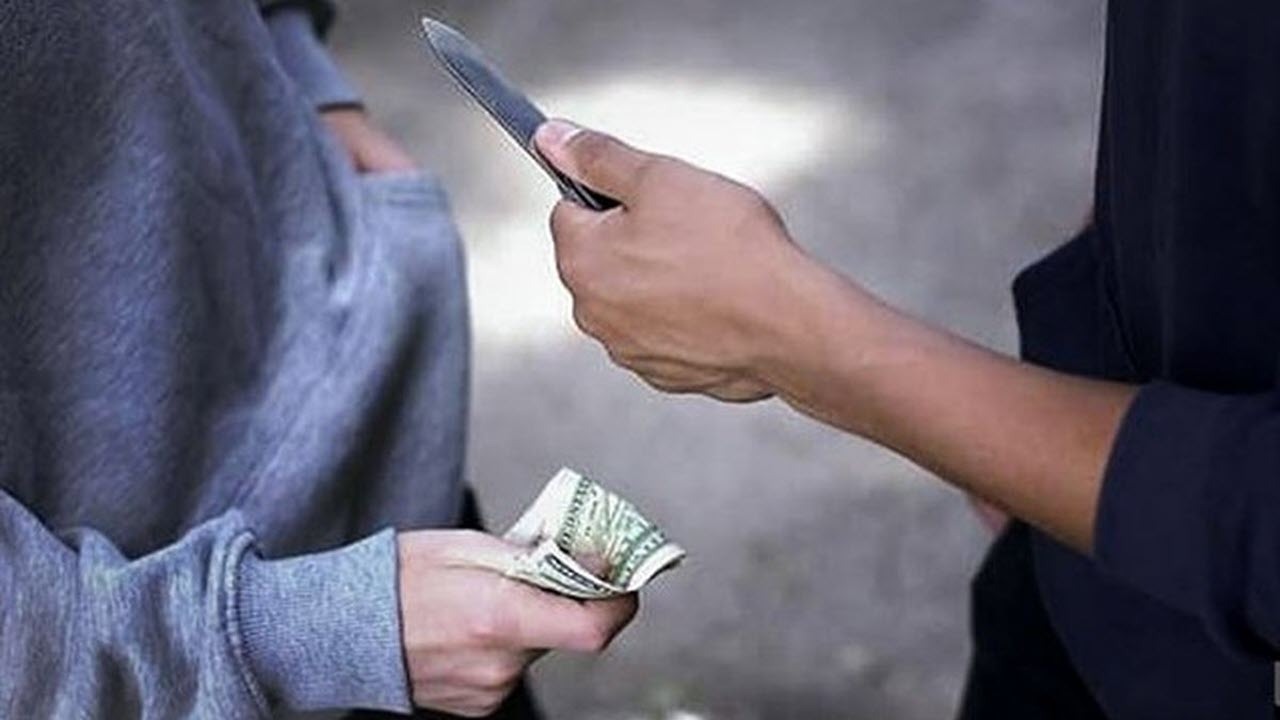 شکنجه قربانیان سرقت در مقابل چشم فرزند خردسال