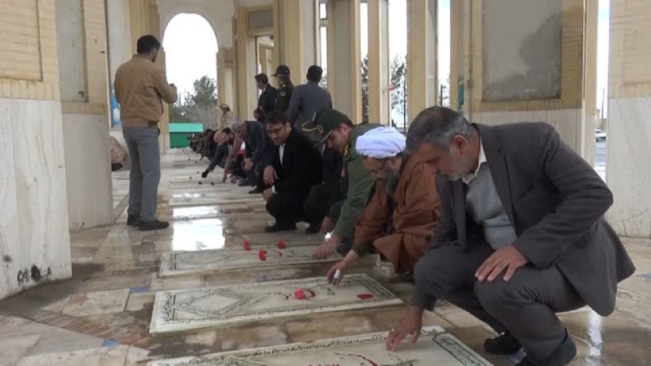 غبارروبی گلزار شهدا شهرستان خاتم