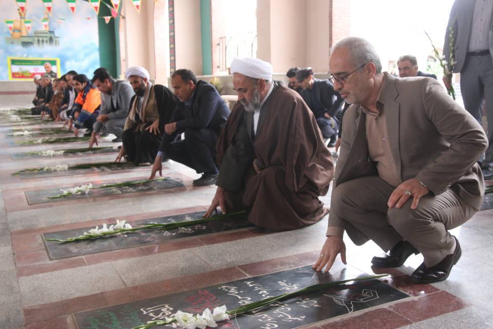 گلباران قبور مطهر و منور شهیدان در رفسنجان