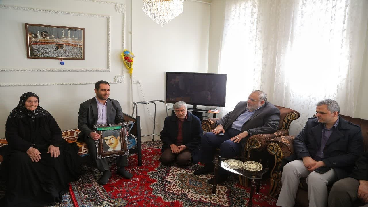 دیدار استاندار قزوین با خانواده شهید منوچهر رحمانی