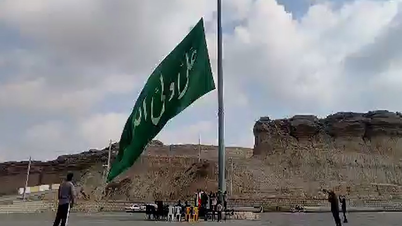 اهتزاز پرچم نام مبارک حضرت علی (ع) در بندرعباس+فیلم