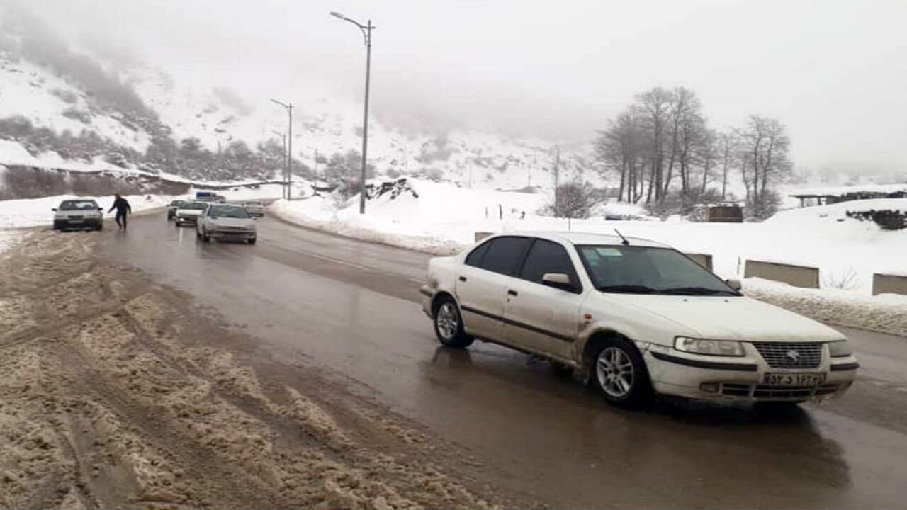 راه ارتباطی ۲۰۰‌ روستای آذربایجان غربی بر اثر برف و کولاک مسدود شد