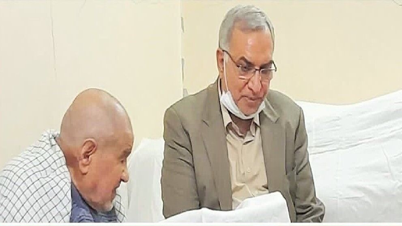 دیدار وزیر بهداشت با پدر شهیدان دهنوی در مشهد