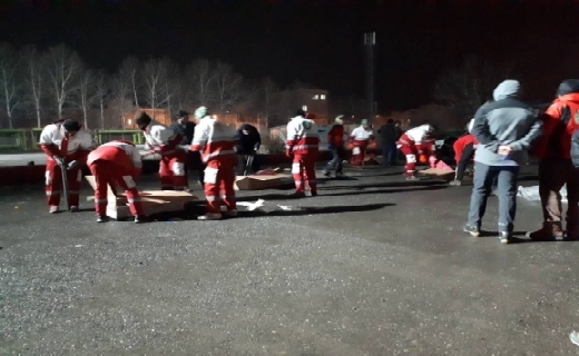 کمک و همدلی گیلانیان با زلزله زدگان خوی کمک و همدلی گیلانیان با زلزله زدگان خوی