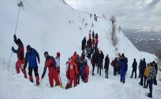 جزئیات ریزش بهمن در کوه آبیدر/ عملیات جستجو برای یافتن شهروندان ادامه دارد + تصاویر