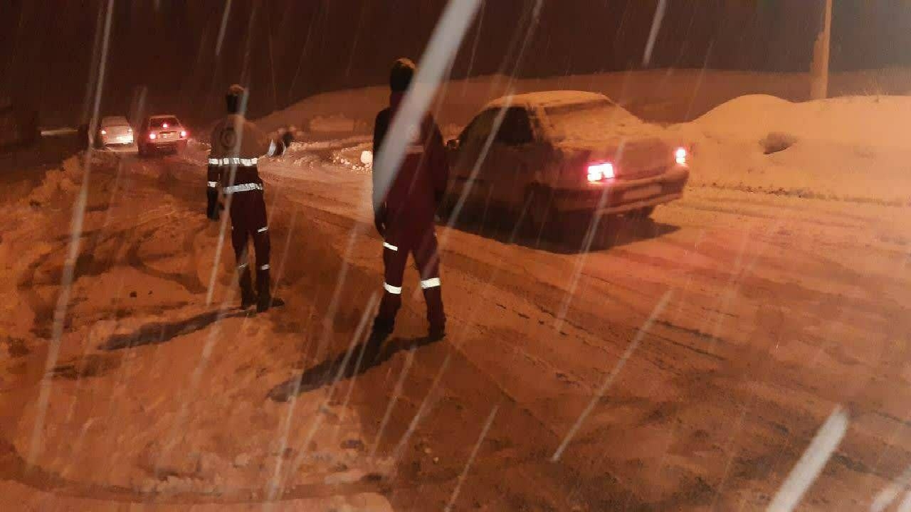 امداد رسانی به افراد گرفتار در برف