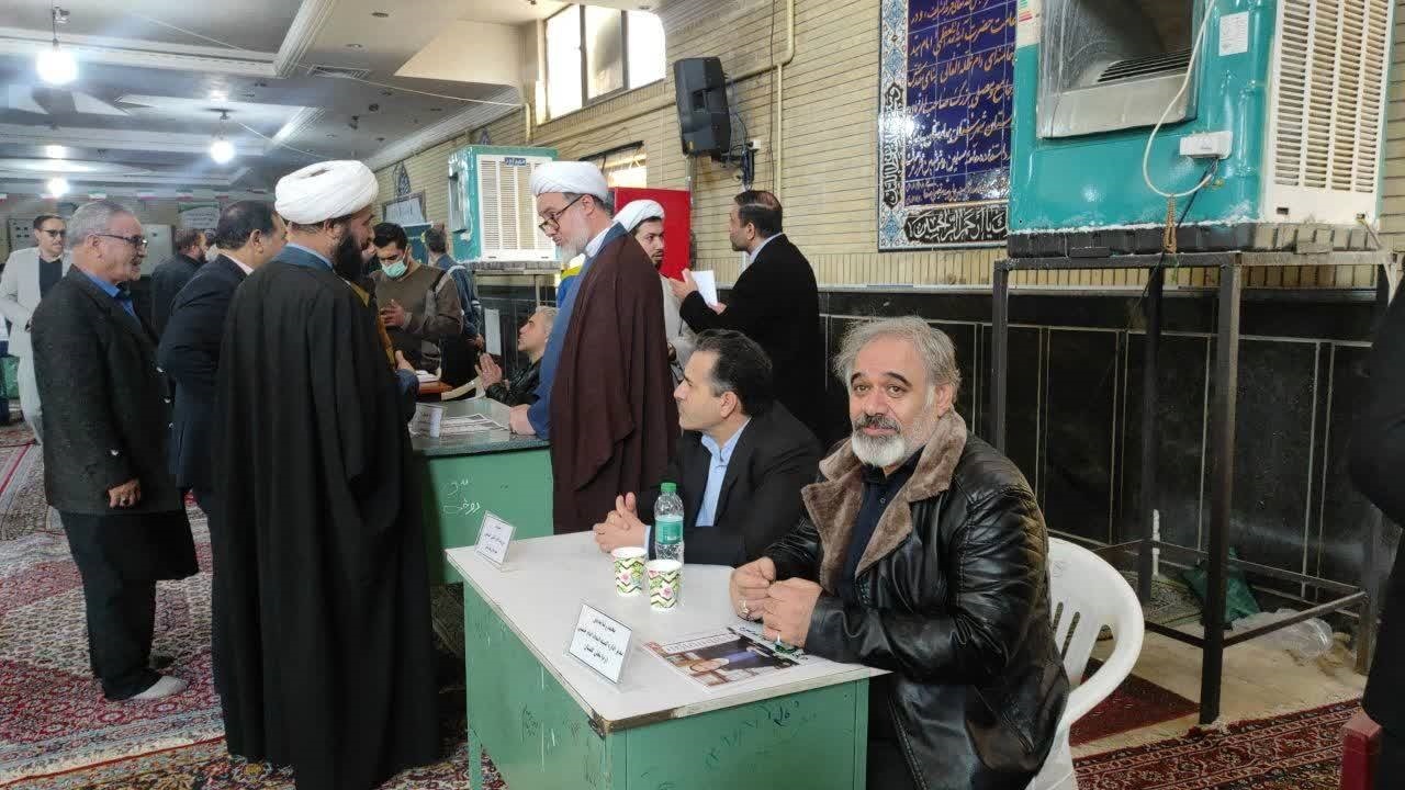راه اندازی میز خدمت بهارستانی ها در ایام الله دهه فجر + تصاویر