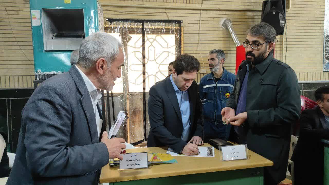 راه اندازی میز خدمت بهارستانی ها در ایام الله دهه فجر + تصاویر