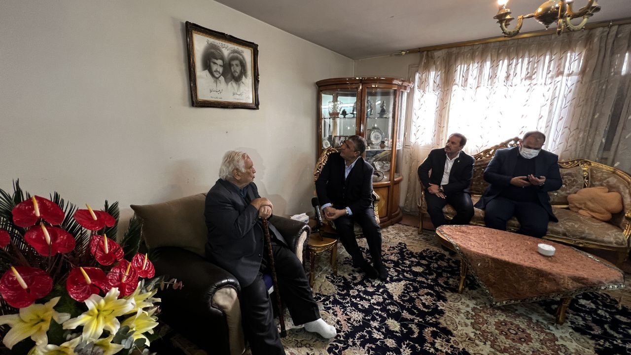 دیدار رئیس سازمان انرژی اتمی با خانواده شهدا در کرج/ افتتاح بیمارستان یونی تا ۱۴۰۳