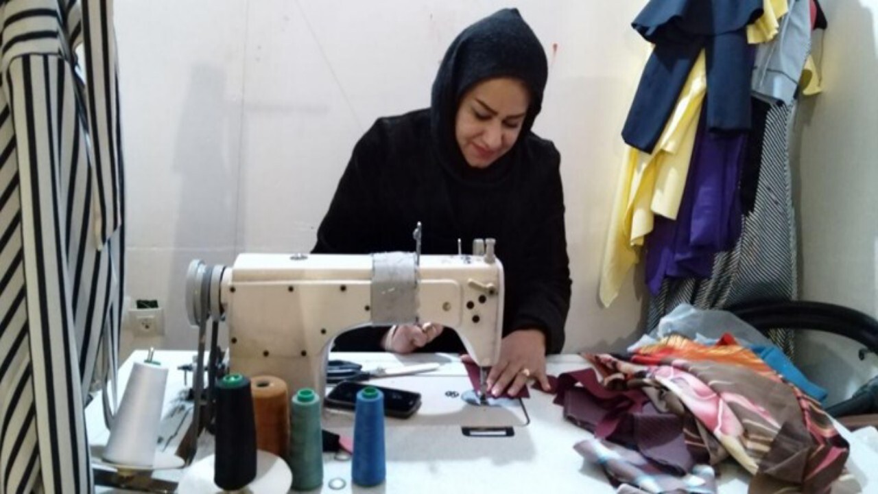 کارگاه طراحی و دوخت لباس توسط کارآفرین افغانستانی+ فیلم
