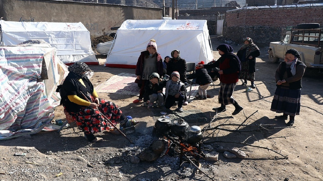 گاز گرفتگی مادر و پسر زلزله زده خویی/مسمومیت ۱۱۶ نفر از زلزله زدگان با گاز منواکسید کربن 