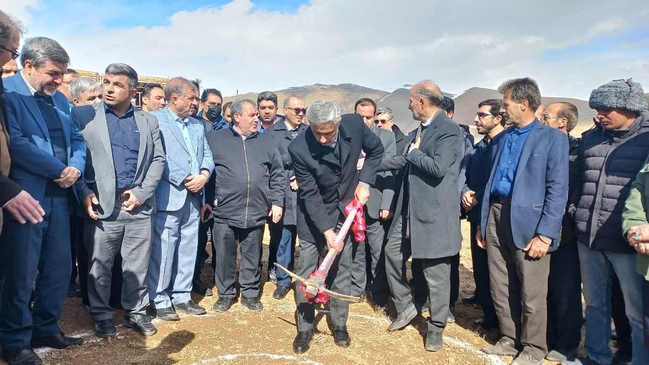 کلنگ زنی ساخت ۳۰ واحد مسکونی در قالب طرح نهضت ملی مسکن شهر آجین