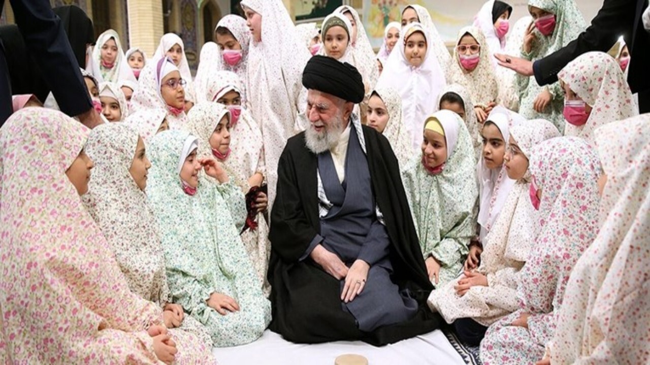 حضور دختر شهید مدافع حرم فاطمیون در جشن فرشته‌ها + فیلم