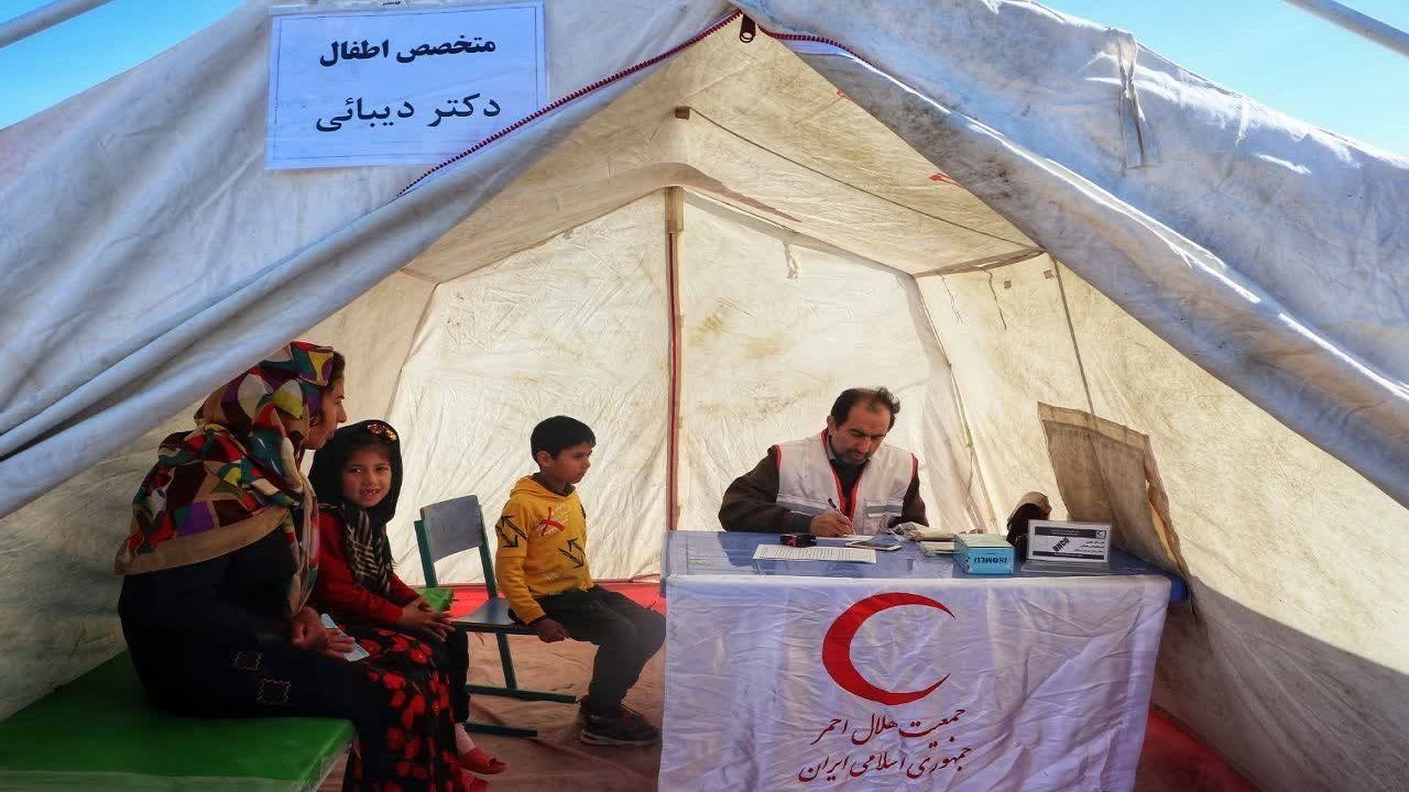 ارائه خدمات درمانی رایگان کاروان سلامت هلال احمر به عشایر گنبدکاووس