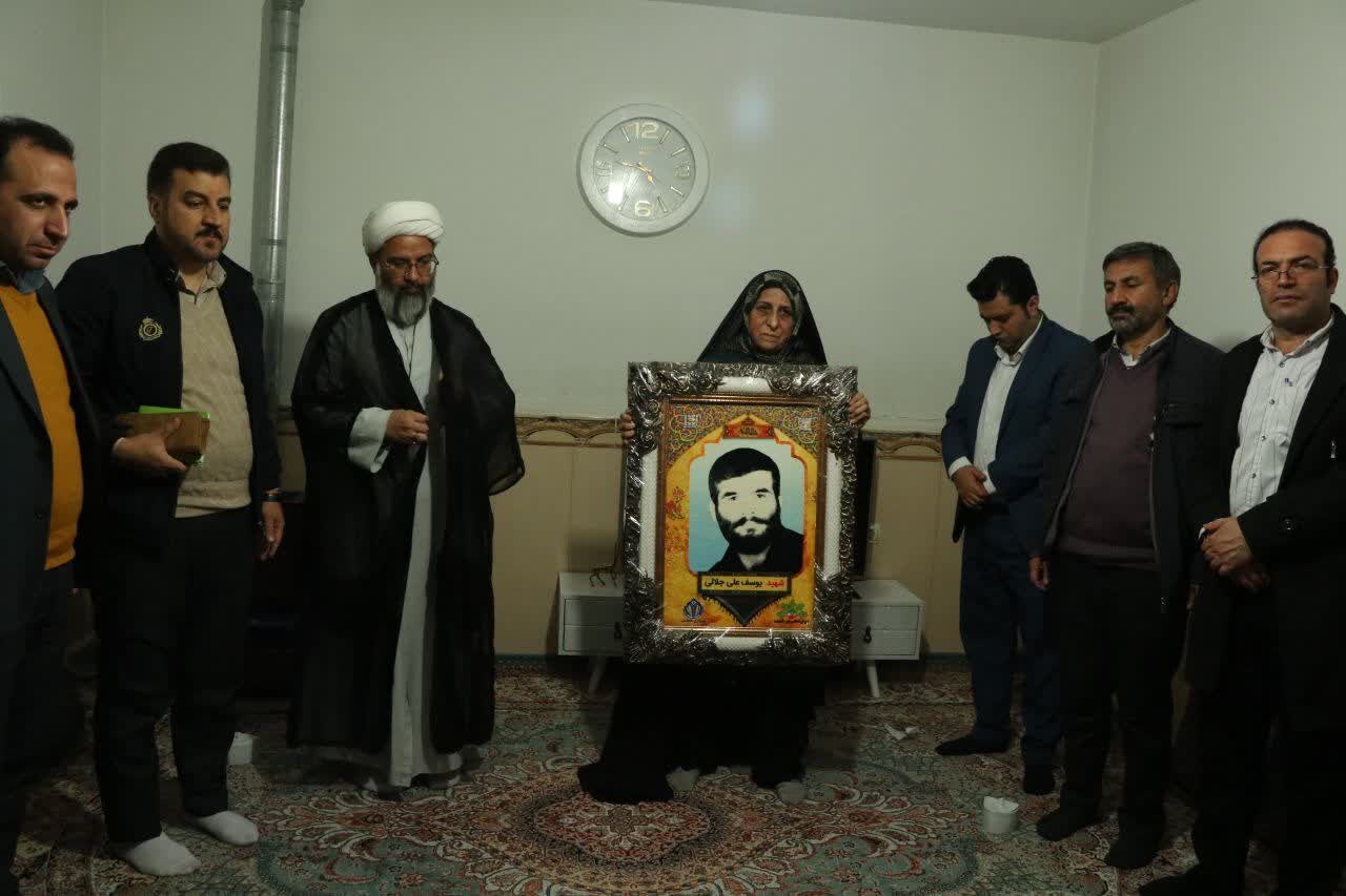 دیدار مسئولان ماهدشت با خانواده شهدا دیدار با خانواده شهدای ماهدشت در ایام دهه فجر + تصاویر
