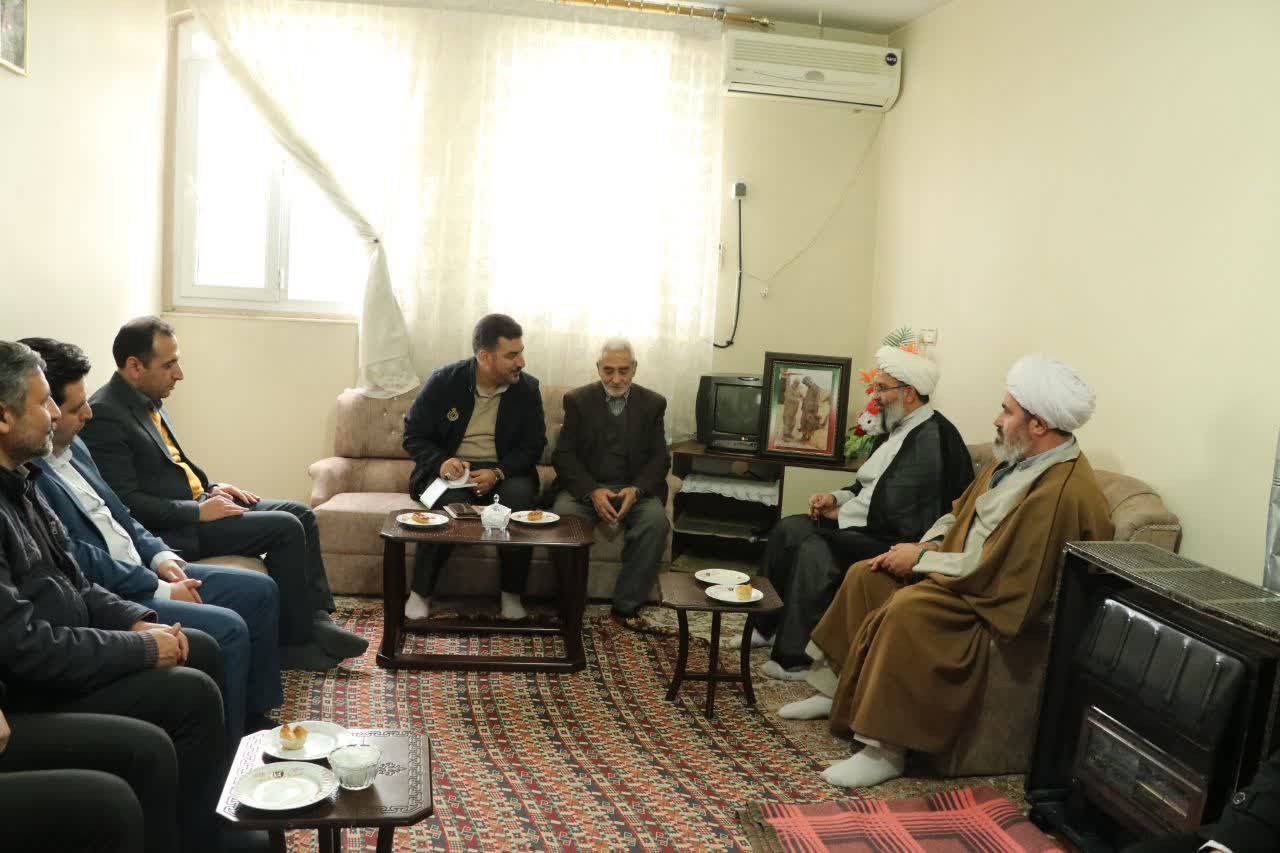دیدار مسئولان با خانواده شهدا در ایام دهه فجر دیدار با خانواده شهدای ماهدشت در ایام دهه فجر + تصاویر