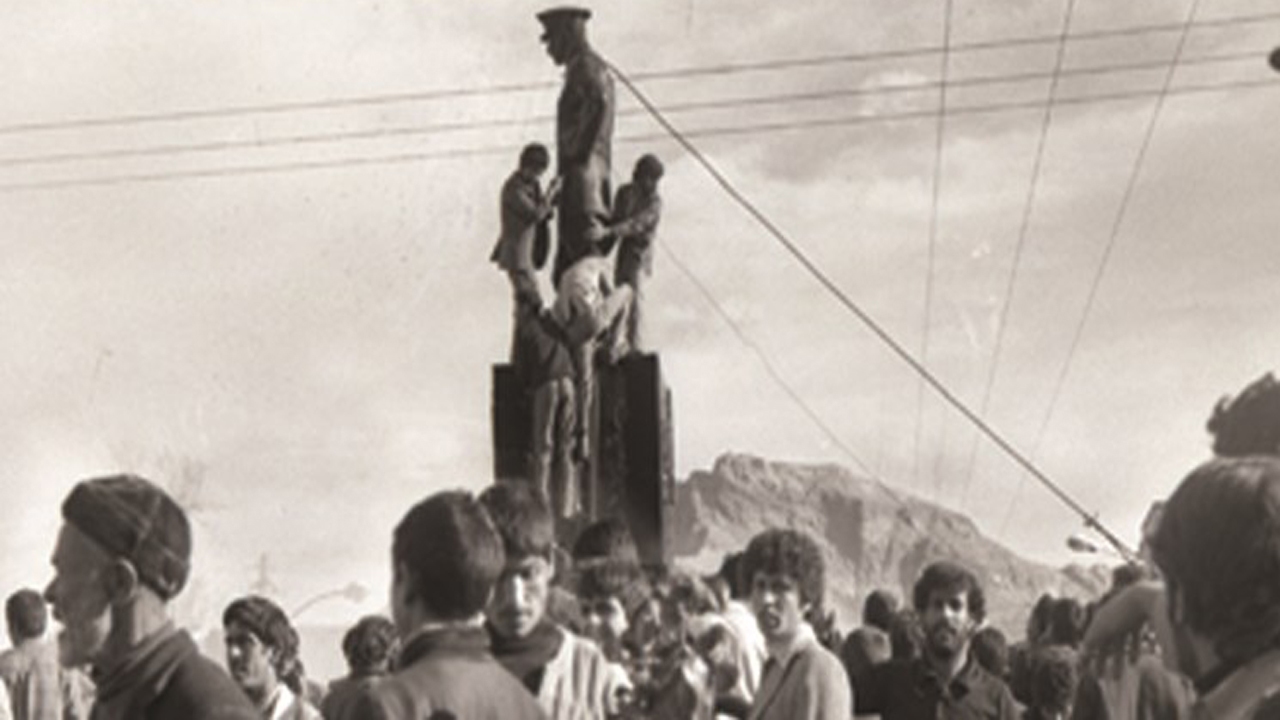 روزی که مجسمه شاه در اصفهان پایین کشیده شد