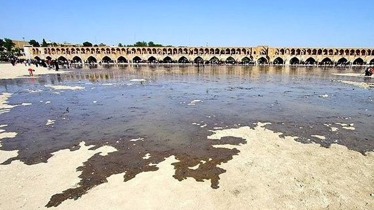 آب در زاینده‌رود جاری می‌شود