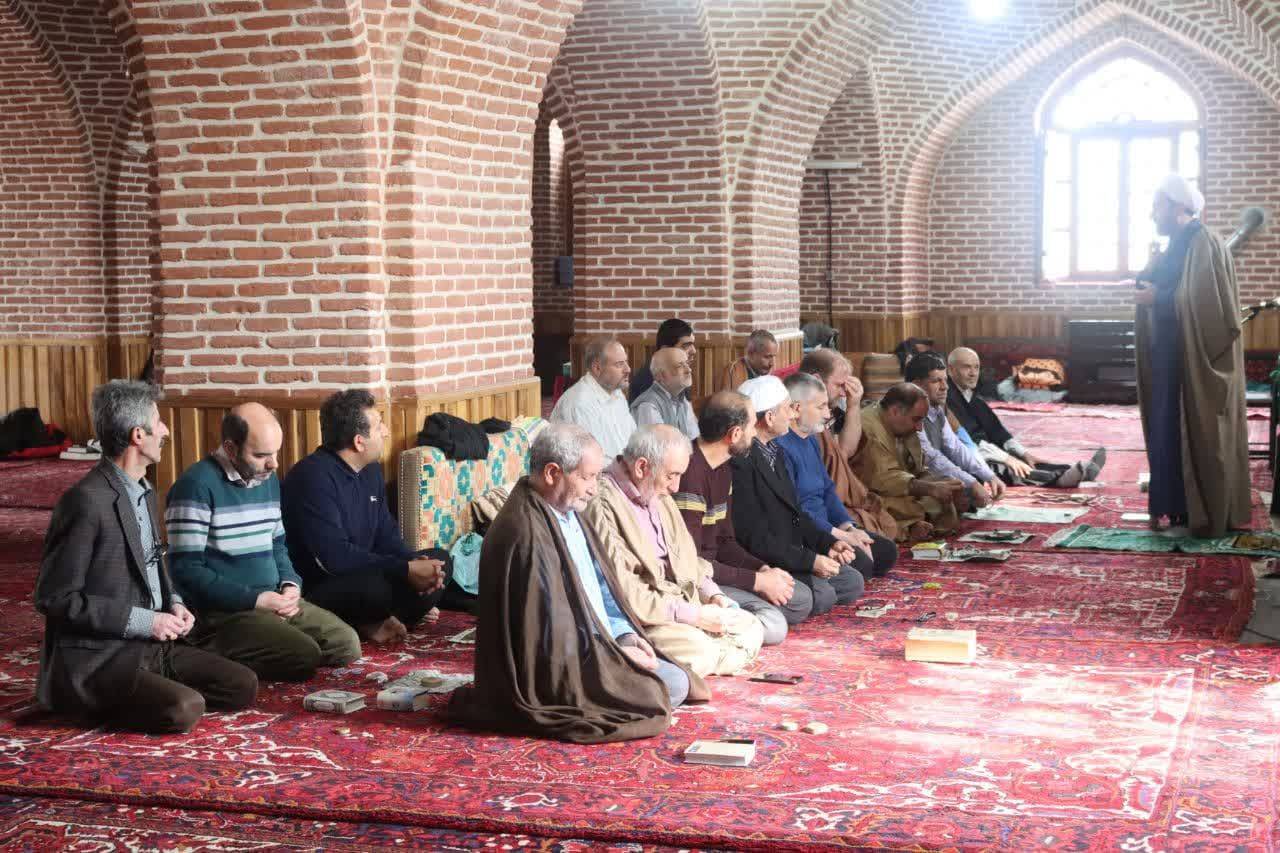 گوشه&zwnj;هایی از برگزاری مراسم اعتکاف/ از کودک ۳ ماهه تا پیرمرد ۸۱ ساله