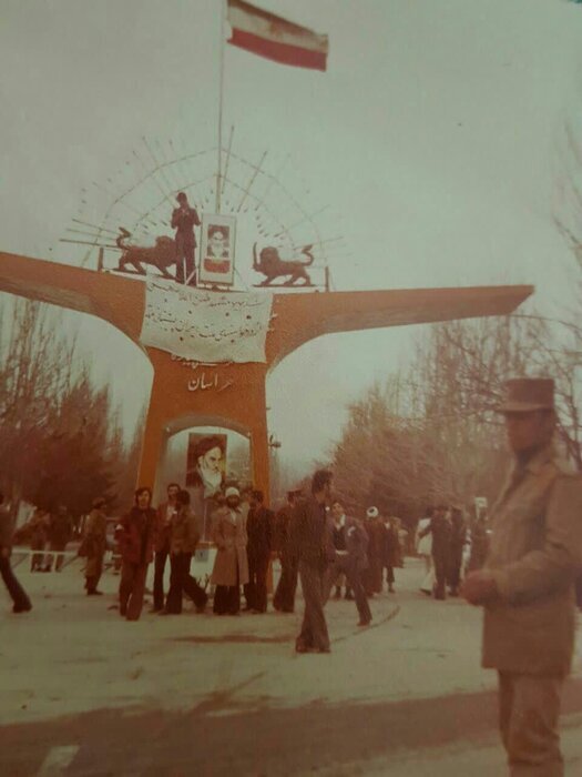 ادای احترام به تمثال همایونی در آستان قدس ادای احترام به تمثال همایونی در آستان قدس