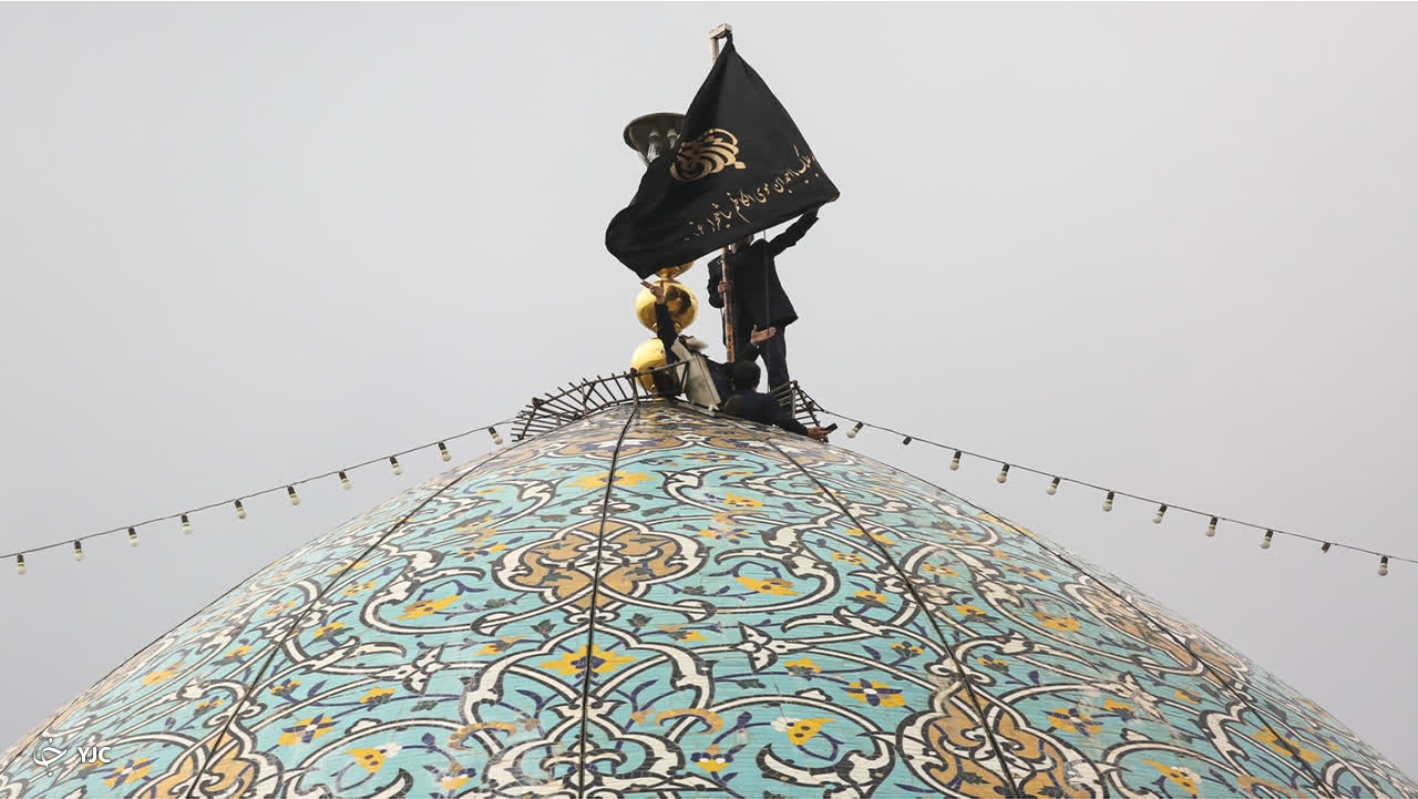 اهتزاز پرچم عزا بر فراز گنبد حرم مطهر حضرت احمدبن موسی (ع) + تصاویر