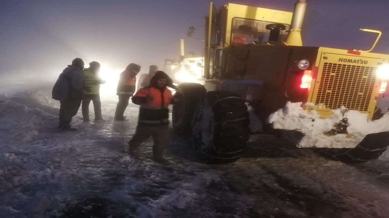 امدادرسانی به خودرو‌های گرفتار در برف و کولاک در سردشت