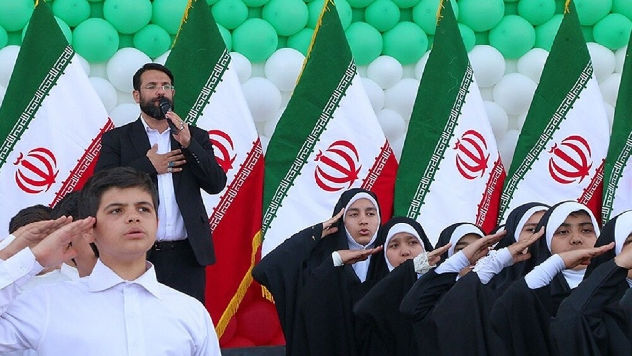 اجرای سرود «سربازان فرمانده» با مشارکت دانش آموزان اسدآبادی