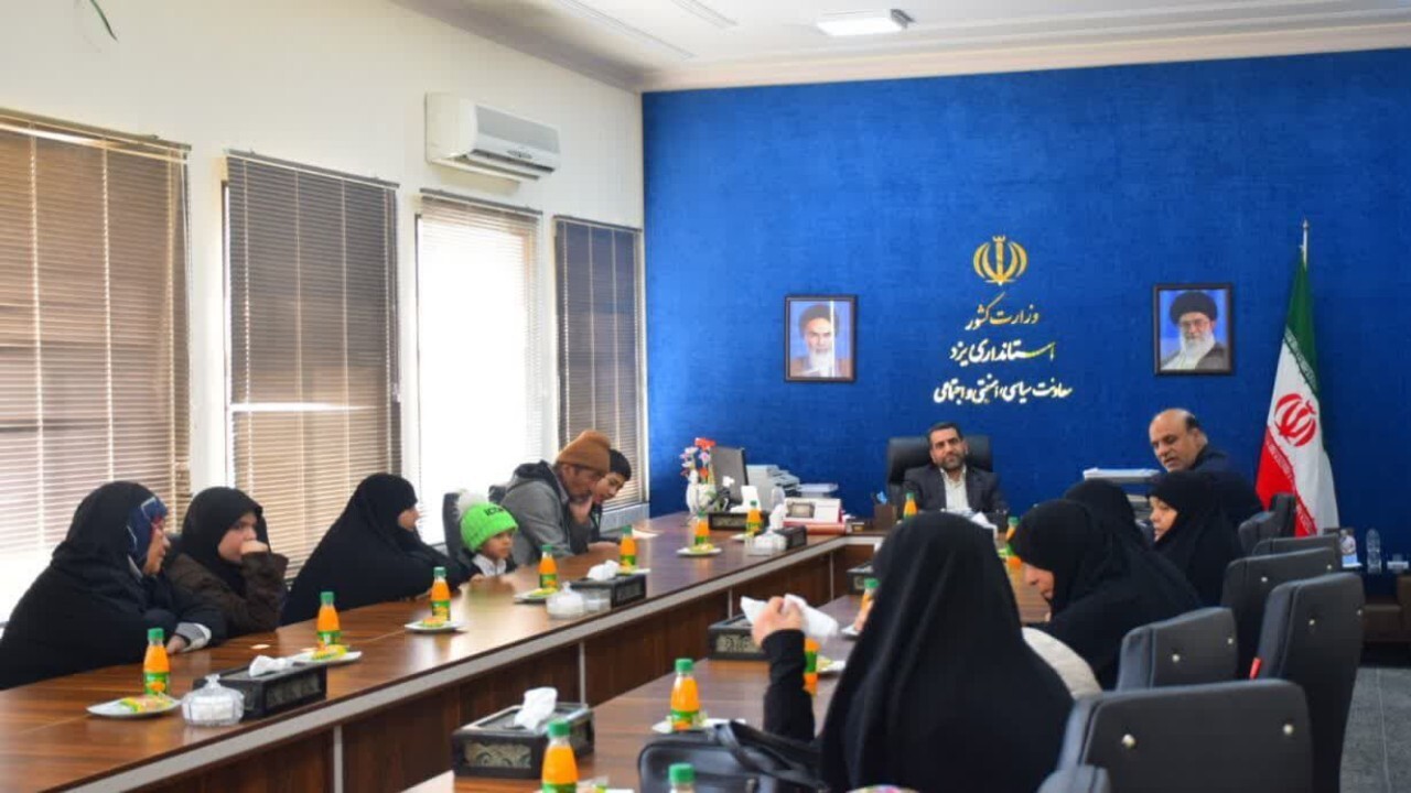 نشست تجلیل از مادران، همسران و فرزندان شهدای مدافع حرم یزد برگزار شد