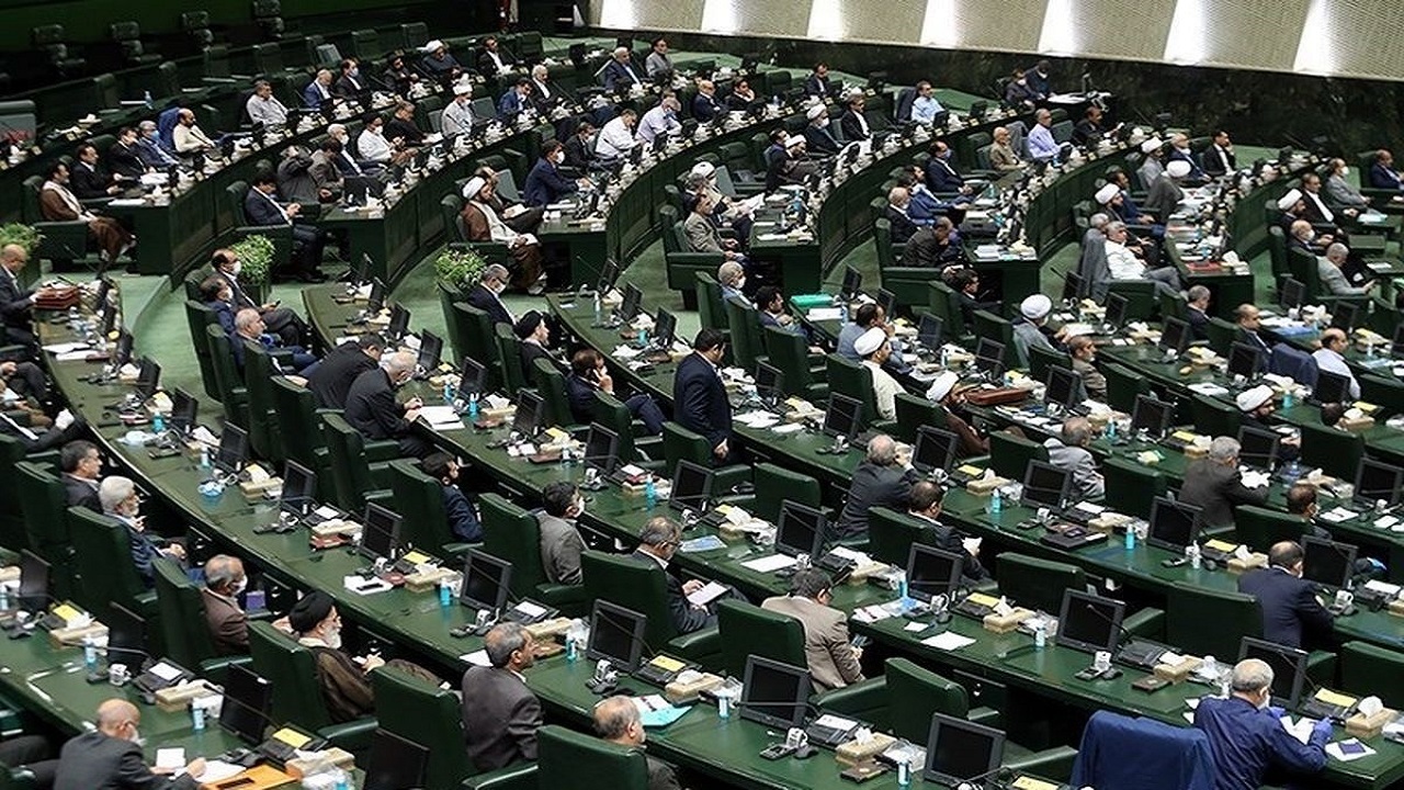 پیشنهاد بودجه‌‎ای دولت در زمینه درآمد حاصل از صادرات نفت و معیانات گازی تصویب شد