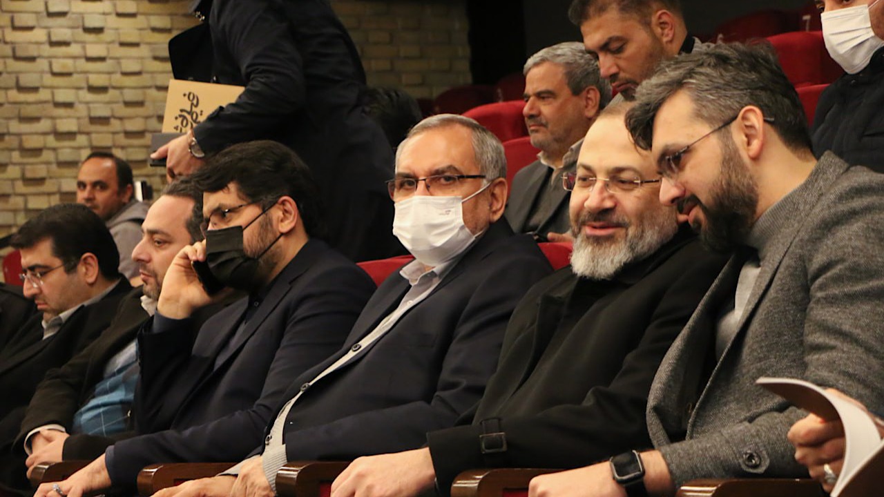 وزیر راه و وزیر بهداشت به تماشای «کاپیتان» نشستند