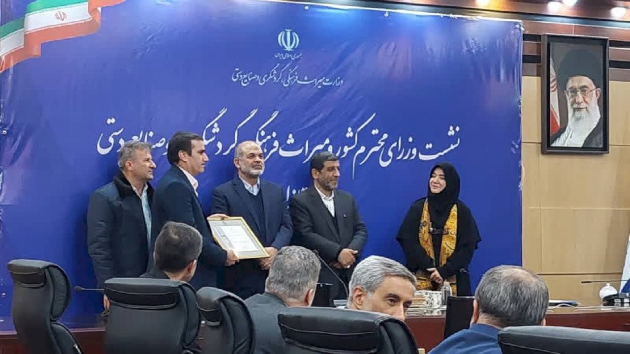 اهداء لوح شهر ملی حصیربافی به شهردار بافق