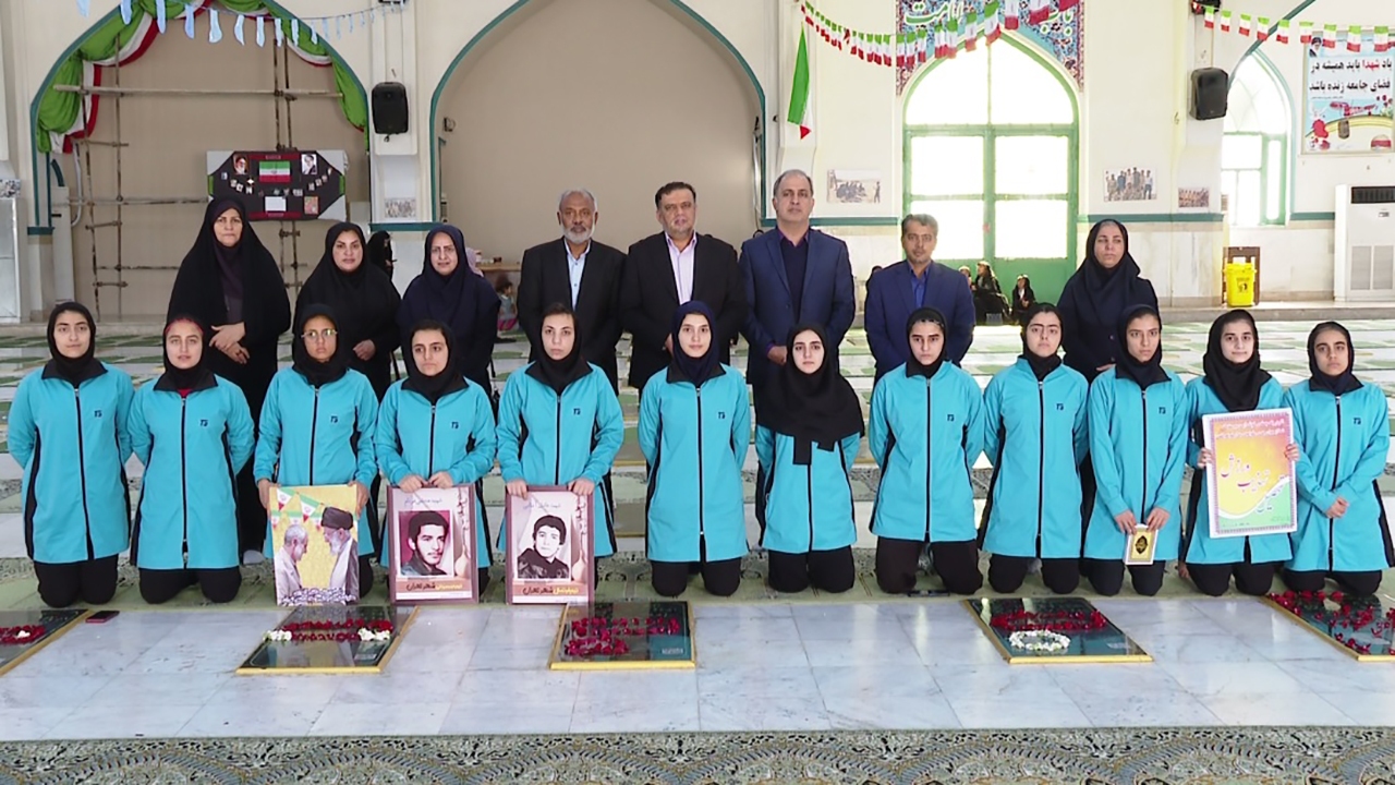 ادای احترام دانش آموزان ورزشکار به شهدا در بندرعباس