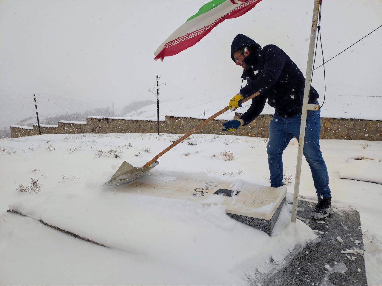 بازگشایی مسیر بعد از بارش برف