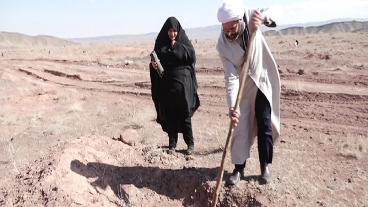 کاشت دو هزار نهال بادام کوهی در منطقه تلخاب