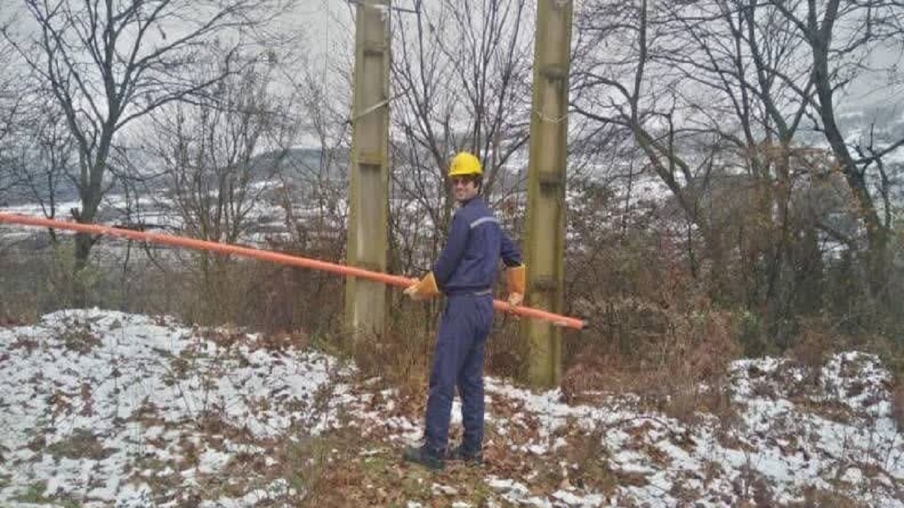 اتصال مجدد برق در روستا‌های گرفتار در برف مازندران