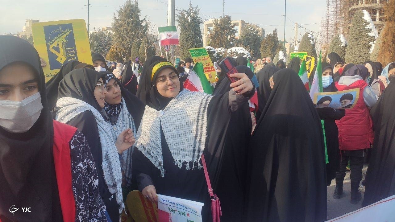 تجمع مردم ولایت مدار کرج در مسیر های راهپیمایی ۲۲ بهمن