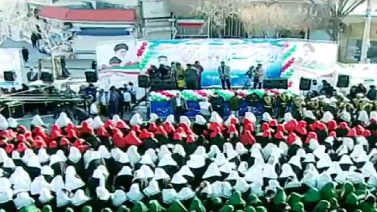 تجمع مردم شهر اراک در میدان شهدا حدود ۲ ساعت قبل از شروع راهپیمایی ۲۲ بهمن ۱۴۰۱