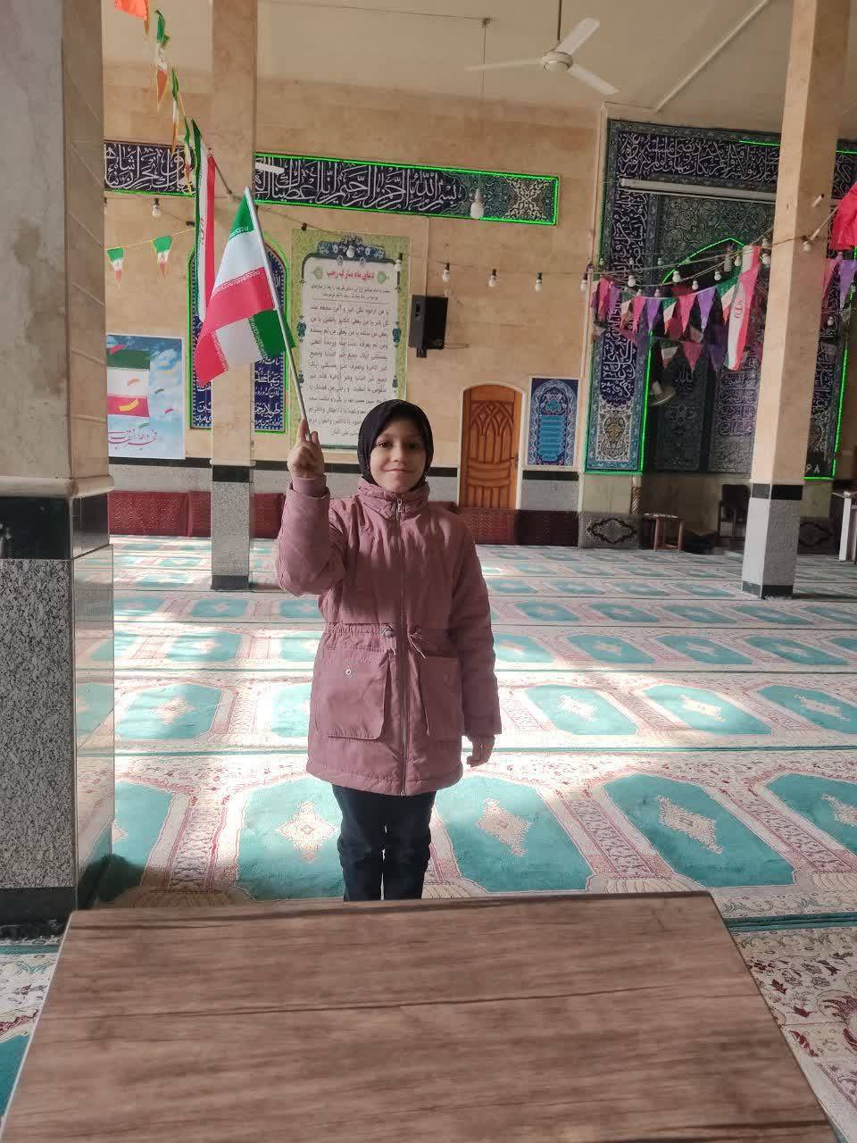 دانش آموز دختر در کنار پرچم ایران دانش آموز دختر در کنار پرچم ایران