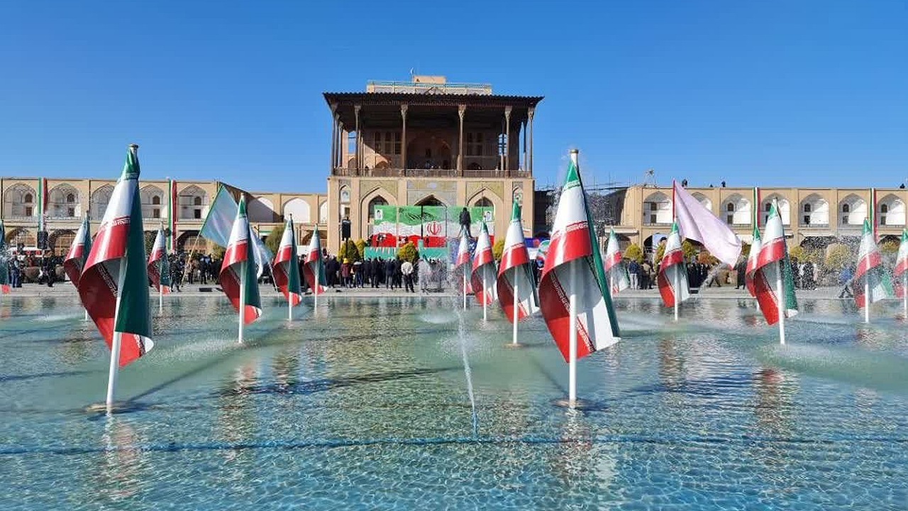 اصفهان زیر سایه پرچم سه رنگ ایران اسلامی + عکس
