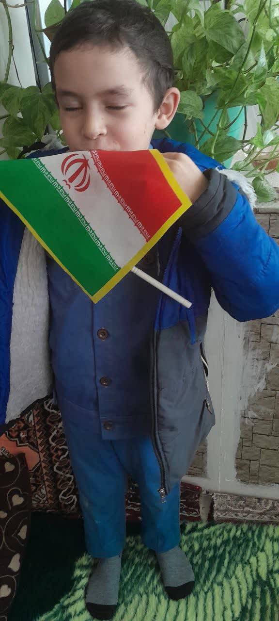 ابراز ارادت کودکی به پرچم ایران ابراز ارادت کودکی به پرچم ایران