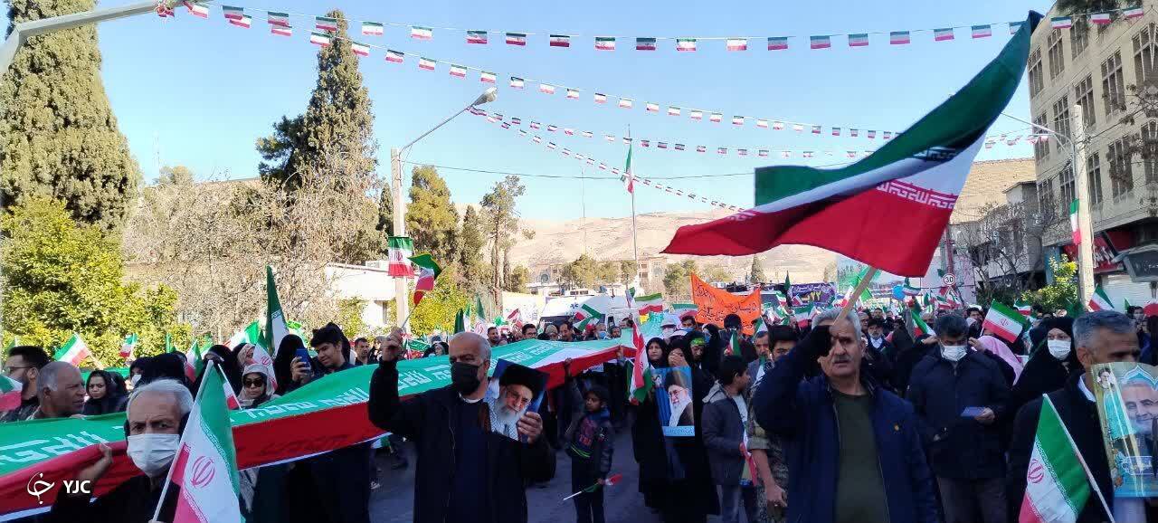 فارسی‌ها با پرچم ایران به میدان آمدند/ طنین فریاد استکباری در شیراز + فیلم و تصاویر