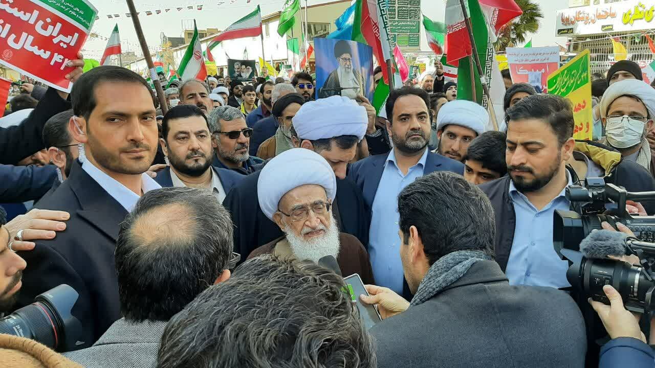 حضور آیت الله نوری همدانی در جمع راهپیمایان قم