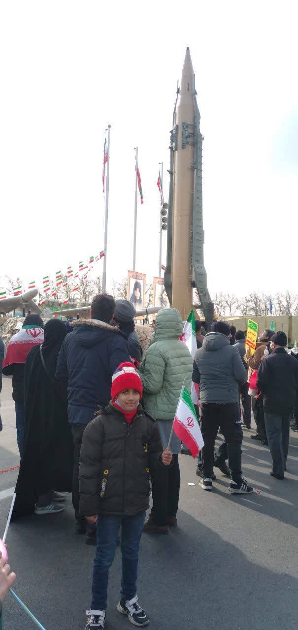 نوجوانی در مراسم 22 بهمن