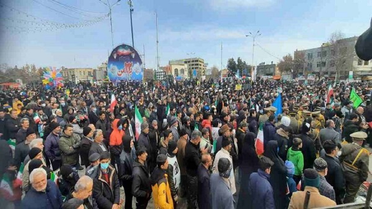 همه آمده بودند / اقوام و ادیان همه دریک صف