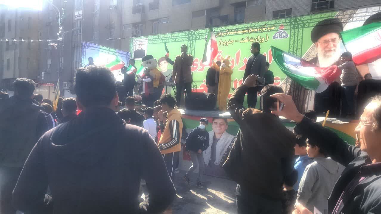مسئولان قدر مردمی که همیشه باشکوه در صحنه هستند را بدانید