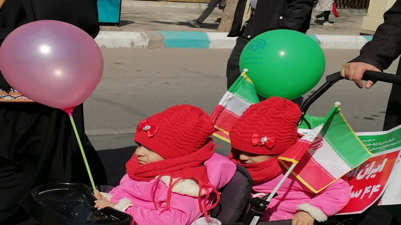 خلق جلوه‌های زیبا از حضور دهه هشتادی و نودی‌ها در راهپیمایی ۲۲ بهمن در یزد+ عکس و فیلم