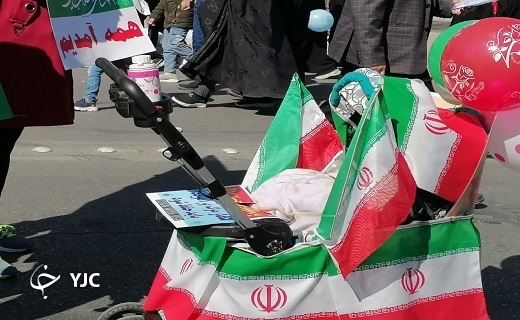 خلق جلوه&zwnj;های زیبا از حضور دهه هشتادی و نودی&zwnj;ها در راهپیمایی ۲۲ بهمن در یزد+ عکس و فیلم