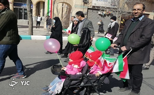 خلق جلوه&zwnj;های زیبا از حضور دهه هشتادی و نودی&zwnj;ها در راهپیمایی ۲۲ بهمن در یزد+ عکس و فیلم