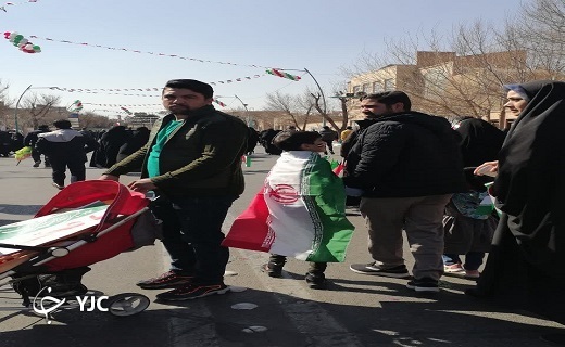 خلق جلوه&zwnj;های زیبا از حضور دهه هشتادی و نودی&zwnj;ها در راهپیمایی ۲۲ بهمن در یزد+ عکس و فیلم