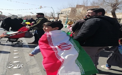 خلق جلوه&zwnj;های زیبا از حضور دهه هشتادی و نودی&zwnj;ها در راهپیمایی ۲۲ بهمن در یزد+ عکس و فیلم
